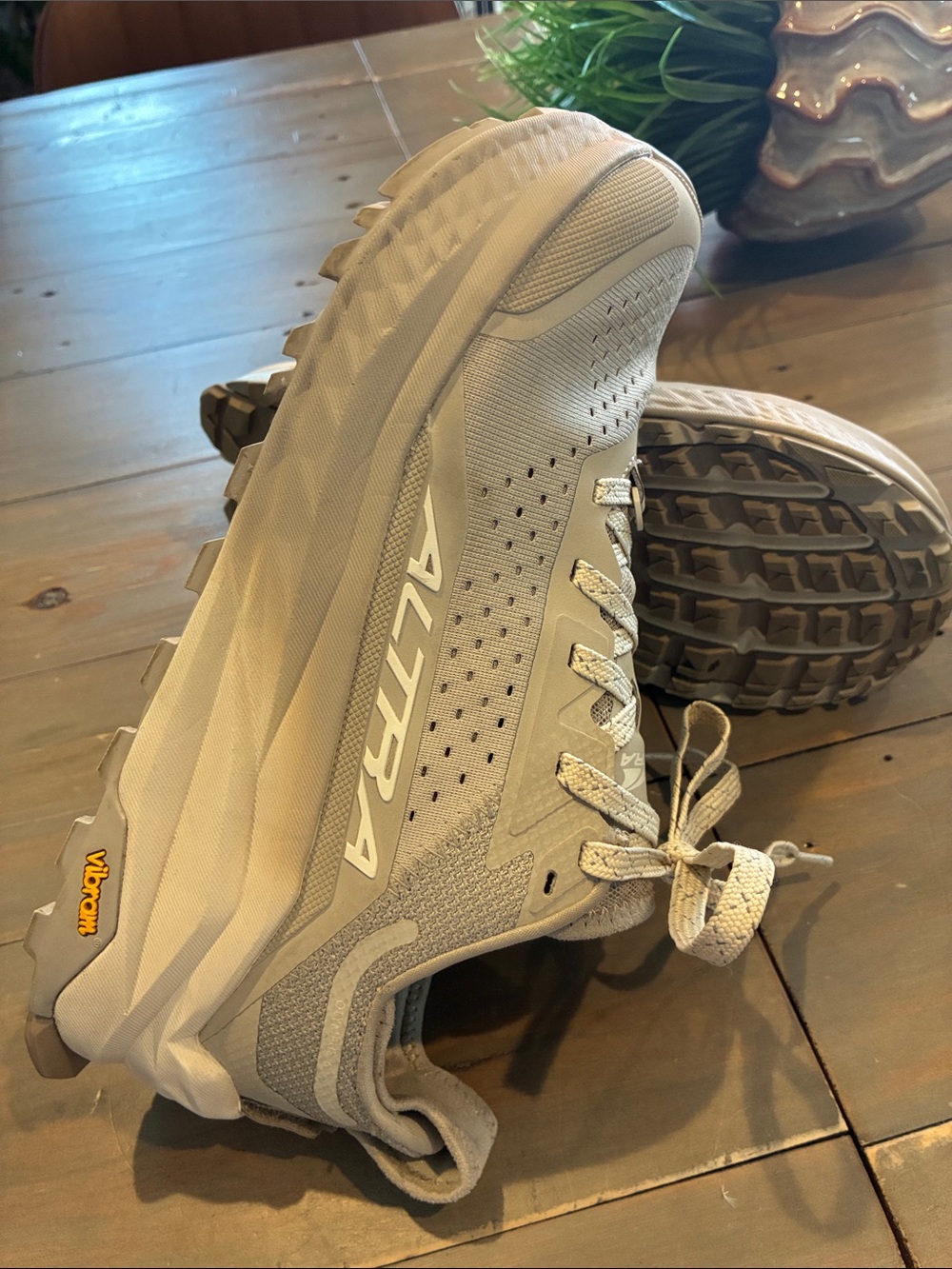 Altra Women's Olympus 6 Trail Shoe - Beige
Size 11